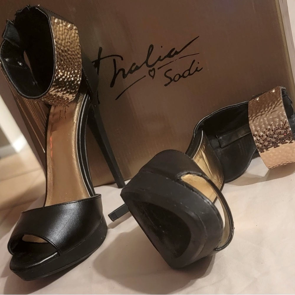 Black and gold Thalia Sodi platform heels with gold chain
